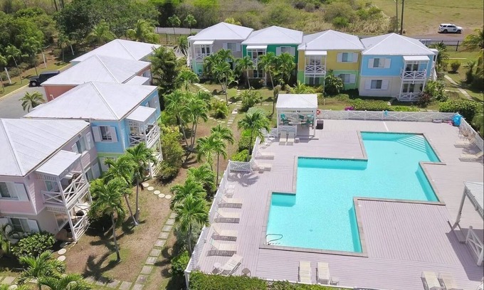 Estate Southgate Condo | 5 Minute walk to the beach!