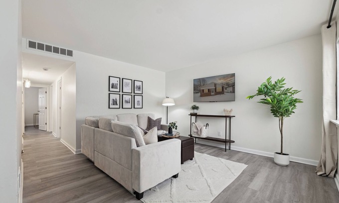 Taylor House | 5 minutes from DTW!