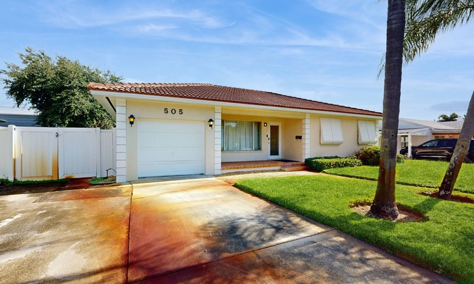 Lantana House | 5 Minutes to Beach | Sparkling Tropical Getaway | Large Screened Lanai