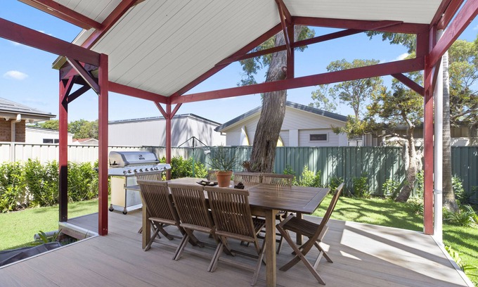 Summerland Point House | 5 minutes walk to the water! Family house with pool table, outdoor patio and BBQ