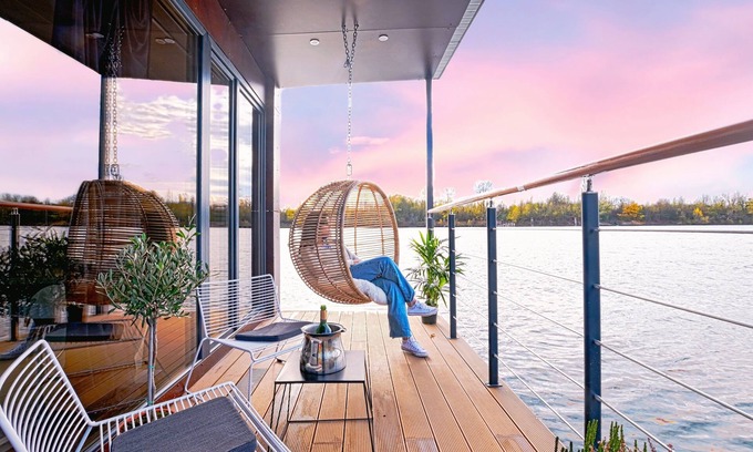 Sandrancourt Boat Rental | 5*: Nid d'amour sur l'eau avec Jacuzzi (40' Paris)