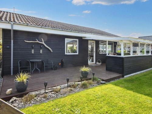 Pøt Strandby House | 5 person holiday home in Juelsminde-By Traum
