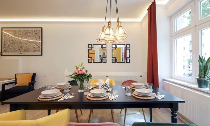 West Berlin Centre Apartment | 5 person old building near Kurfürstendamm