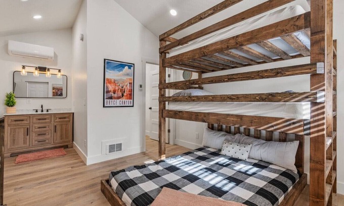 St. Charles Cabin | #5 Red Rock Cabin! Newly Remodeled! AC! Sleeps 4!