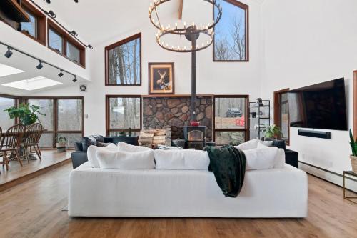 Tannersville Ski Chalet | 5 Star Gorgeous Cliffside Chalet with Panoramic Views