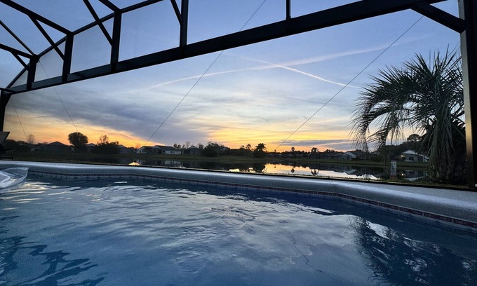 Eagle Pointe South House | 5 STAR Lakefront Pool Home, Great Fishing! BBQ Grill, Hi-Speed Wifi, XBox 360!