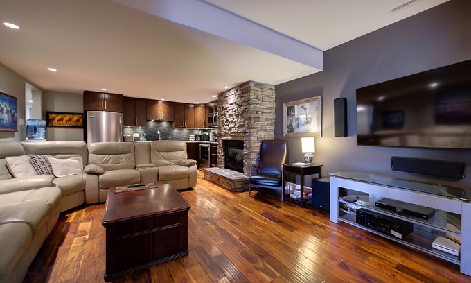 Winfield House | 5-star Okanagan Getaway Pet Friendly, large suite Relax and Enjoy - Licenced