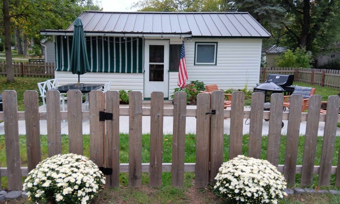Markesan Cottage | 5 Stars! Summer dates still available!