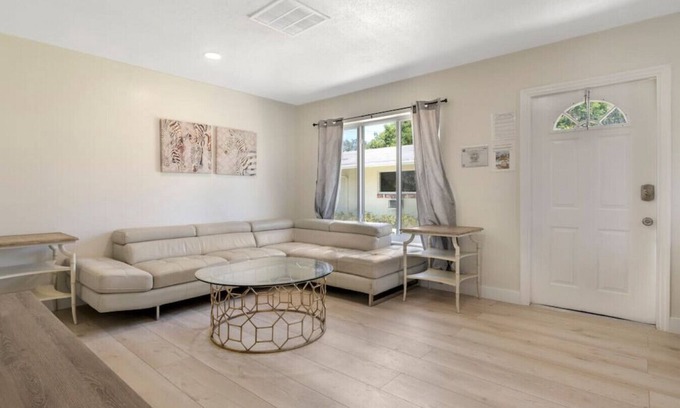 Croissant Park Apartment | #5 · Updated 2 Bedroom apartment Downtown Ft Lauderdale