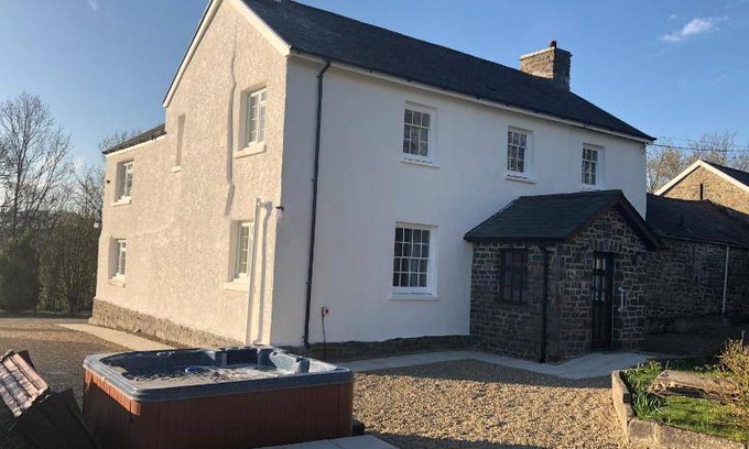 Llanrhystud House | 50 m² Farmhouse ∙ 5 bedrooms ∙ 12 guests