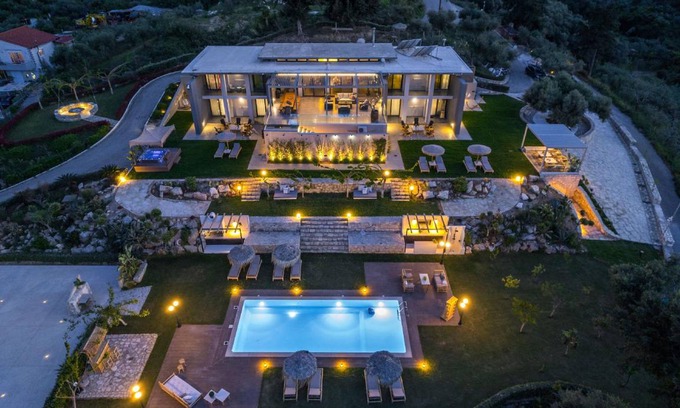 Agia House | 500 m² House ∙ 9 bedrooms ∙ 18 guests