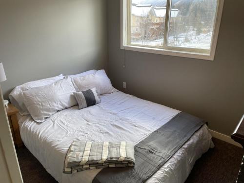 East Kootenay House | 541 Fernie B.C. SKI BIKE FISH Cozy Condo w Queen and Kitchen