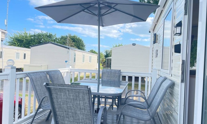 Colchester Cabin | 55 m² Lodge ∙ 2 bedrooms ∙ 4 guests