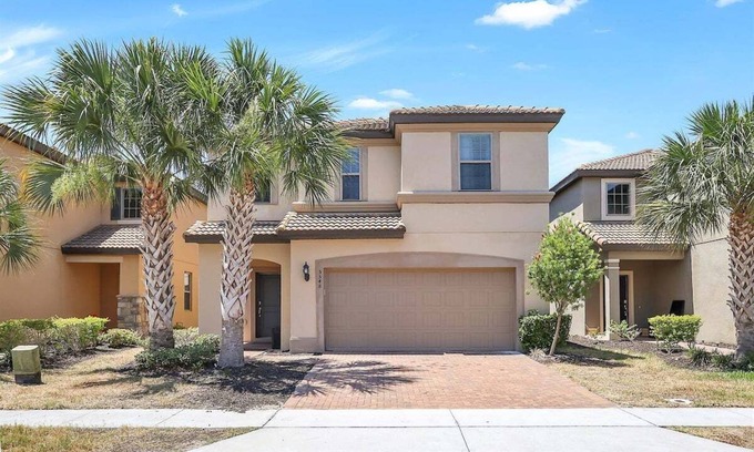 Loughman House | 5548 Solterra Room | Full Bed & Shared Bathroom