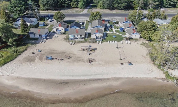 Oscoda Cabin | 557 m² Cabin ∙ 15 bedrooms ∙ 35 guests