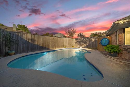 Richardson House | 5BD-3BA Bright & Cheerful Backyard Pool Retreat