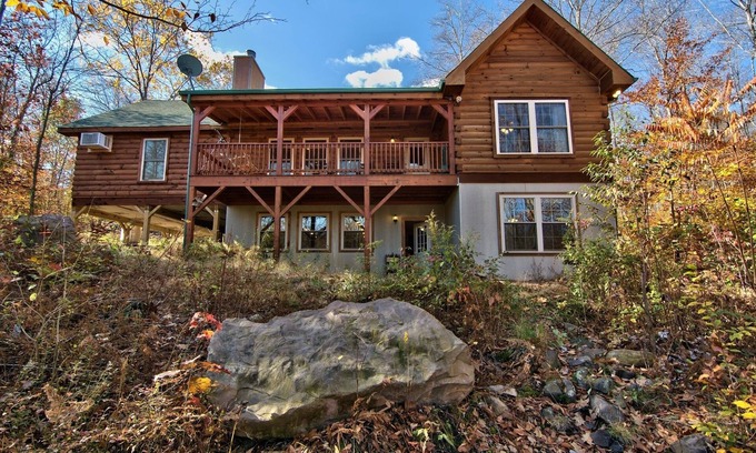 White Haven House | 5BR 3BA Cabin SLPS 18, Great For Bachelor Parties/Reunions, Free Linens. WIFIn