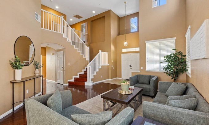Riverside House | 5BR/3BA | Queen Beds | Family Home in Riverside