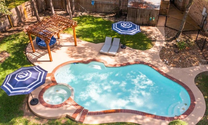 Willow House | 5BR Half-Acre Getaway–Heat Pool,Hot Tub,EV Charger