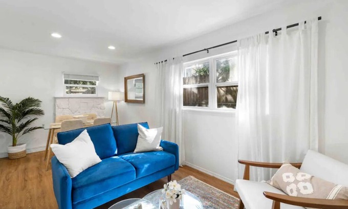 Historic Old Northeast House | 5min Drive-DTSPFlexible Guest PolicyFully Equipped KitchenPatioWasher-Dryer