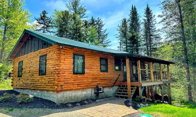 Bethlehem Cabin | 5R Cozy log chalet in fantastic location. Ski, snowshoe, fish, explore! AC, and dog friendly!