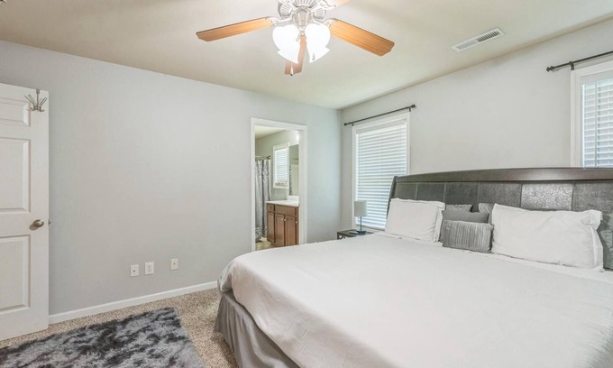 Harvest House | 5STAR Mins to Crestwood Medical Fire Pit Free Wifi