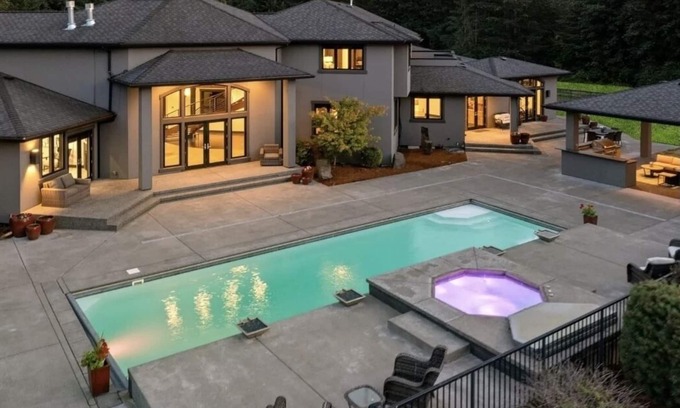 Auburn House | 5th Hole Luxury Gated House on golf course green with Pool and Ping Pong