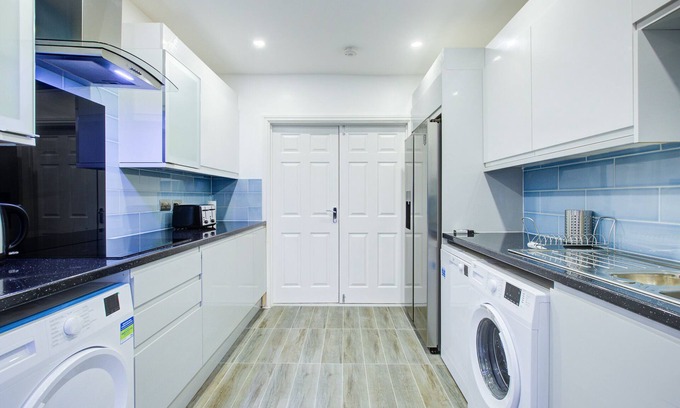 Gooshays House | 6 - 7 Beds-sleeps 12-elizabeth Line-free Parking