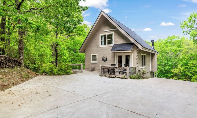 Tate Cabin | 6 Acre Private Retreat Hot Tub, Firepit, Dog Friendly & Games 6 miles to Wine!