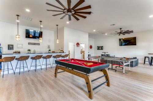 Johnson City House | 6 BDRM Wine Country Compound on 2 Acres! Pool/HotTub & Club House