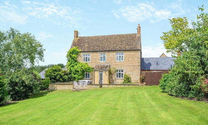 Kidlington Cottage | 6 bedroom accommodation in Bletchingdon