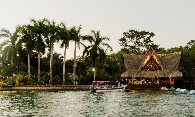 Rio Dulce Ski Chalet | 6-bedroom chalet in welcoming Izabal Department with AC, WiFi