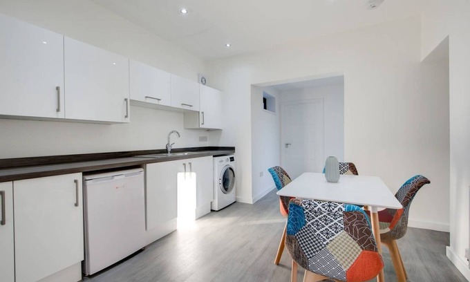 Barnsley House | 6 BEDROOM HMO SHARED HOUSE SUITABLE FOR CONTRACTORS/COMPANY LET