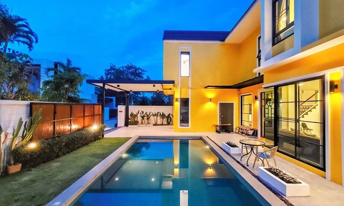 Chiang Mai Villa | 6 Bedroom Pool Villa with En-Suite Bathrooms. Located near City and Airport