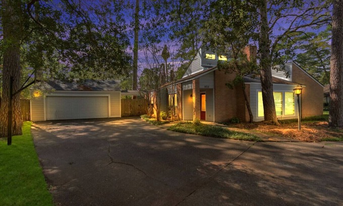 Kingwood Apartment | 6-Bedroom Retreat, Pool & Spa: 20 Min Downtown GB