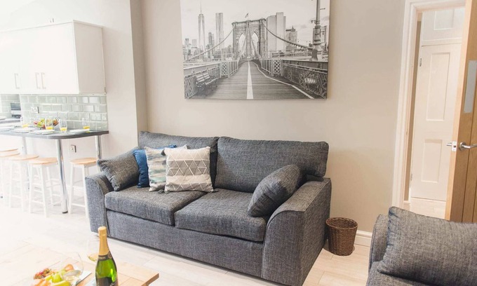 Tamworth House | 6 Bedrooms ALL with En-suites - Fantastic House