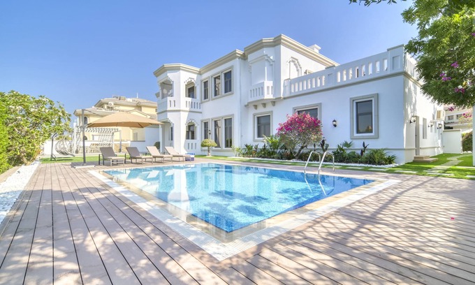 Palm Jumeirah Villa | 6-br Elegant Villa on Palm Jumeirah with Big Garden Space