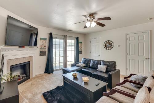 Southeast Raleigh House | 6 Mi to Dtwn Raleigh Townhome with Fenced Patio!
