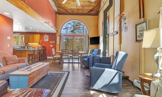 Jamaica House | 6 min from Stratton, King beds, dogs OK, jacuzzi tub, wrap around deck!