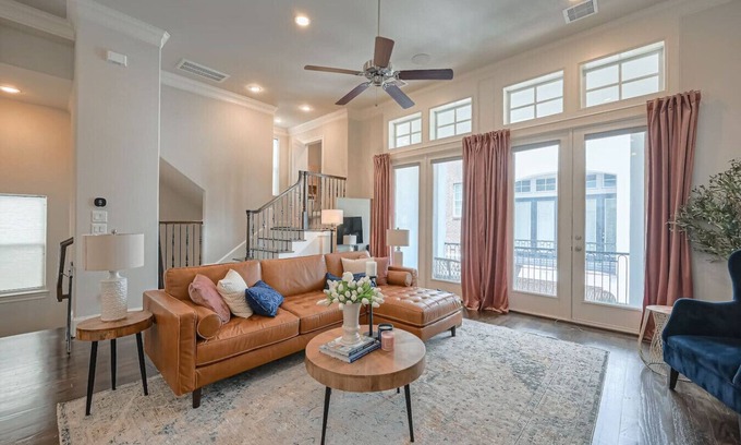 Riverside Terrace Apartment | 6 mins from TX Medical Center | 6 beds | Sleeps 8