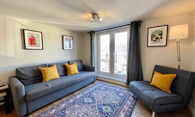 Riverside Apartment | **6 Person City Centre Apartment**
