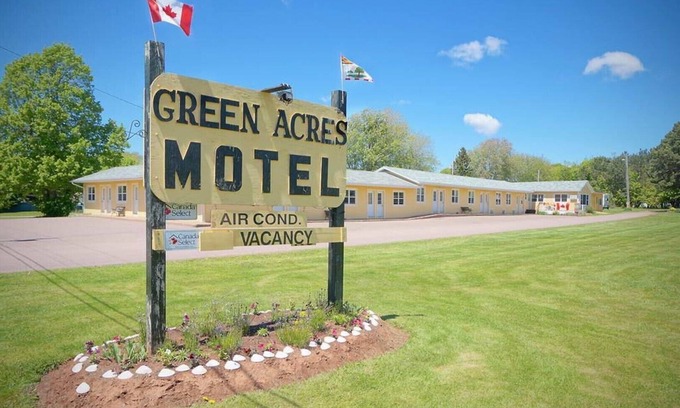 Summerside Apartment | (6) Private Double Suite at Green Acres Summerside