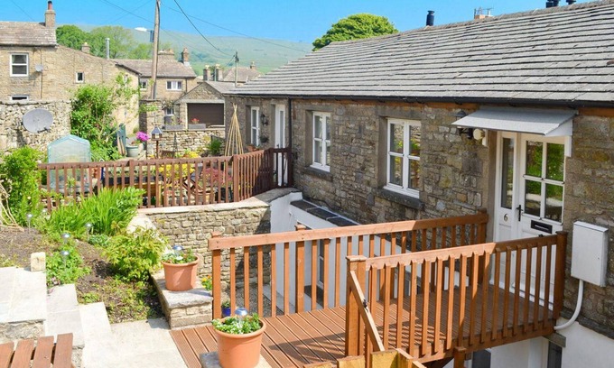 Bainbridge Cottage | 6 RIVERDALE, pet friendly, character holiday cottage in Bainbridge