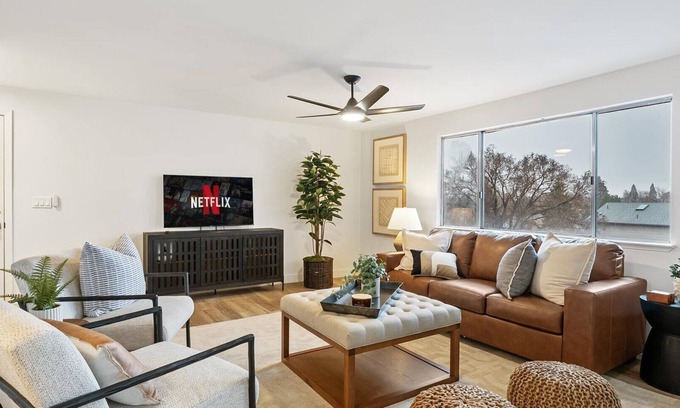West University House | 6 Sleeping areas, Close to Casinos, Tahoe, UNR!