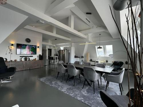 Neuhausen Apartment | 6 Zimmer Maisonette-Penthouse Pool Dachterrasse Luxus