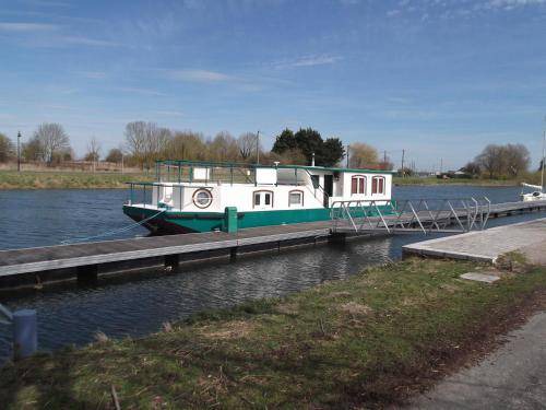 Saint-Valery-sur-Somme Boat Rental | 60 m² Houseboat ∙ 2 bedrooms ∙ 6 guests
