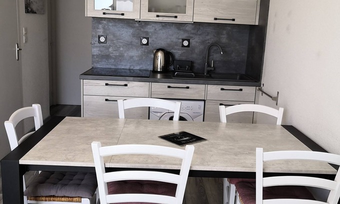 Le Croisic Apartment | 60 m from the wild coast and beaches of Le Croisic, warm and functional apartment.