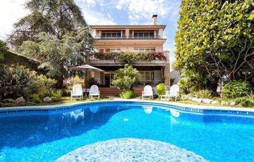 Calella Villa | 600 m² Villa ∙ 4 bedrooms ∙ 10 guests