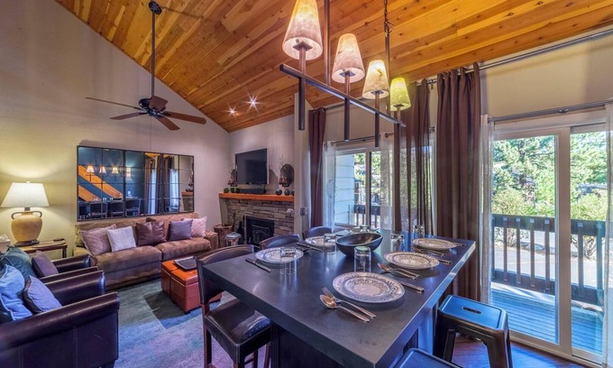 Mammoth Lakes Condo | 603 Pet-Friendly Cozy Loft Studio W/Pool, Spa, and Free Ski Locker!