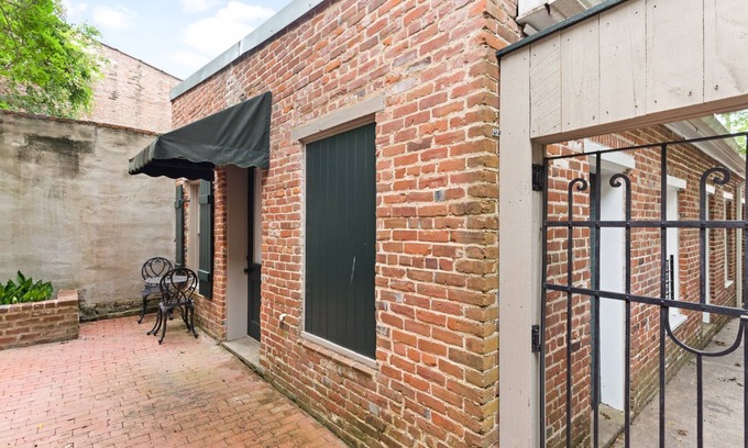 Natchez Condo | 610 Franklin: 5B | 1/1 | Heart of Downtown | Washer/Dryer